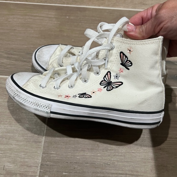 Girls Converse High Tops Size 2.5 US - Picture 1 of 4